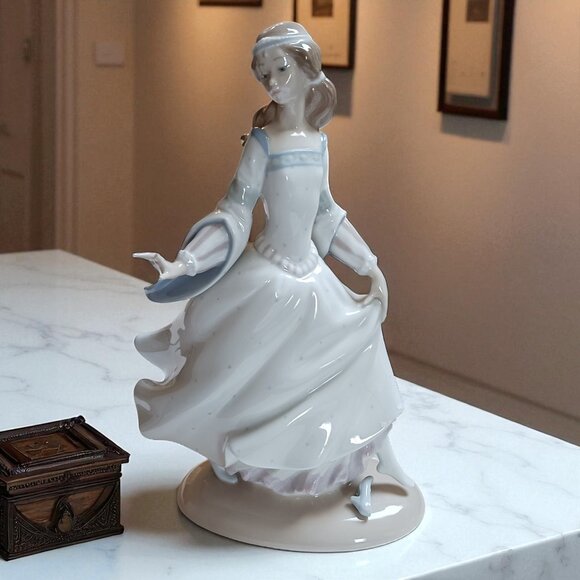 Vintage Lladro Cinderella #4828 Porcelain Figurine – “Lost Slipper” - Picture 2 of 15